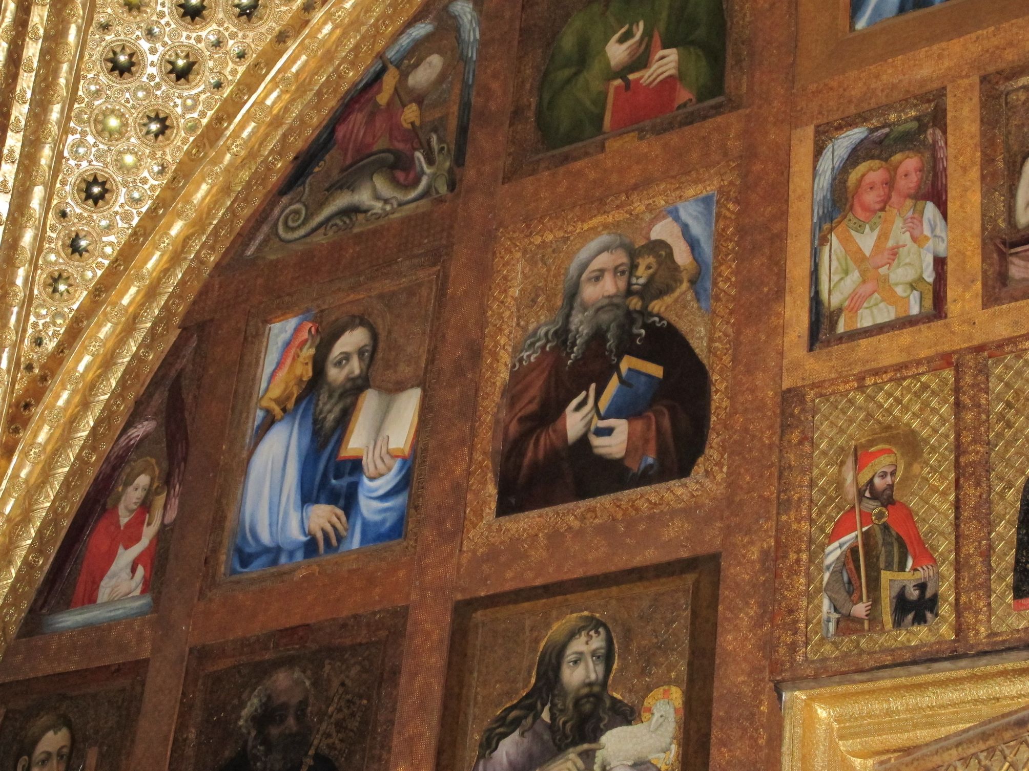 Na deskovém obraze Evangelisty Lukáše v modrém rouchu se znamením býka v kapli sv. Kříže se ukrývá podobizna samotného Magistra Theodorika