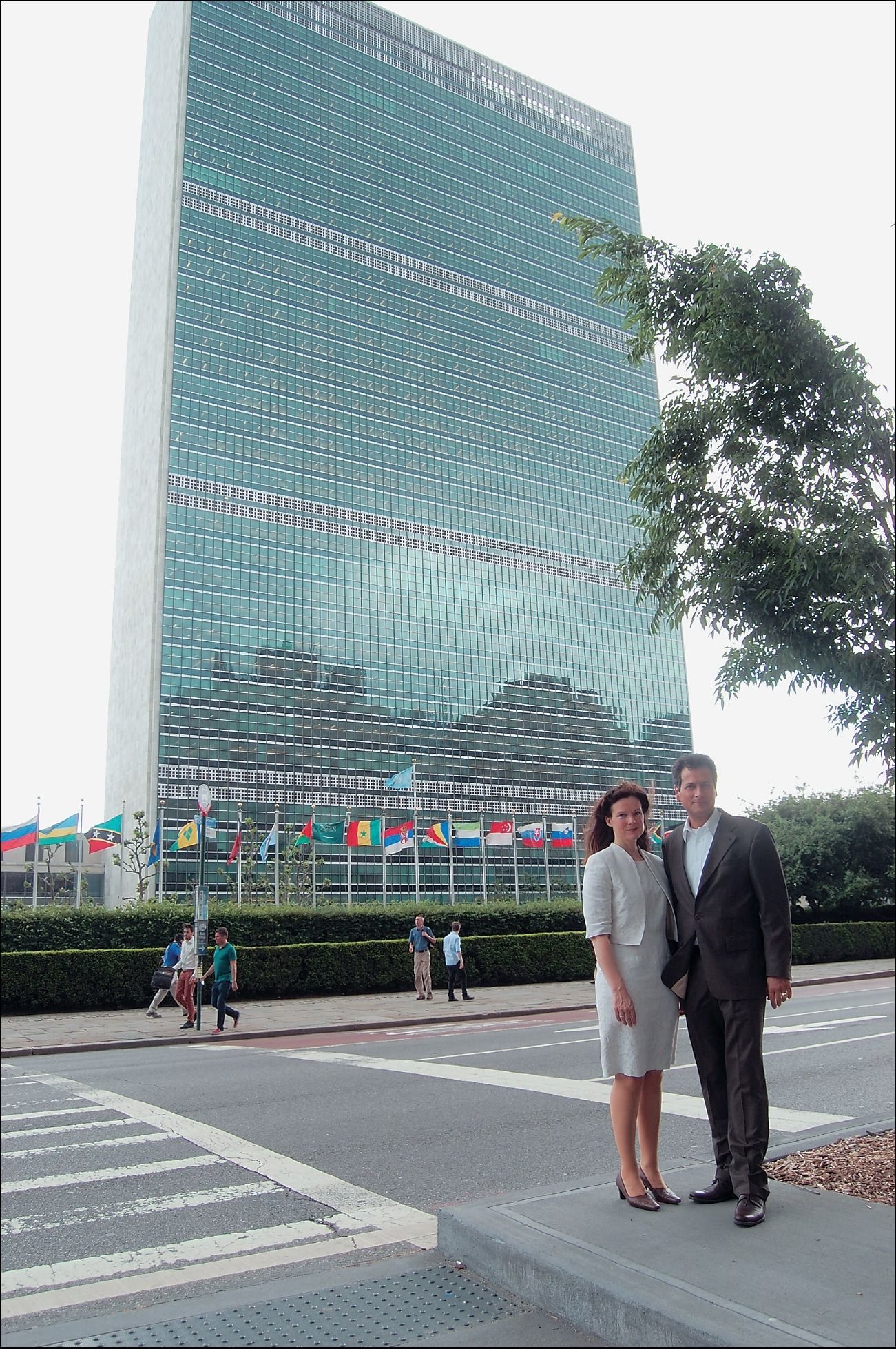Birgit a Dieter Häusler  před hlavní budovou OSN