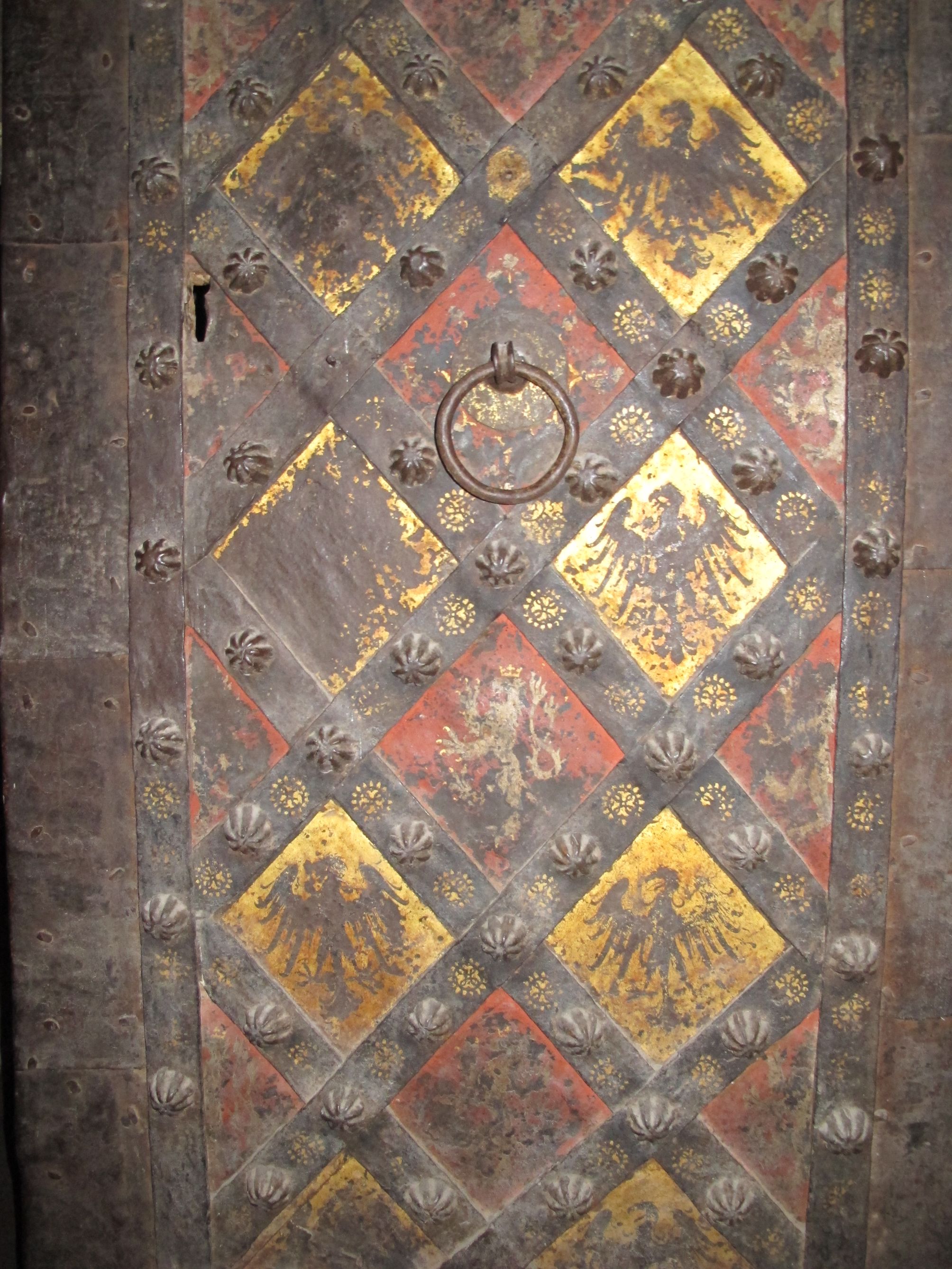 Heraldické motivy českého lva a říšské orlice na vstupních dveřích do kaple sv. Kateřiny nesou v sobě i alchymickou symboliku